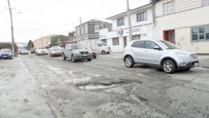 Numerosos hoyos convierten en “trinchera” a la esquina de Rómulo Correa con Avda. Bulnes