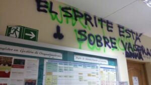 Comienzan a circular primeras fotos de rayados al interior de la Umag producto de la toma