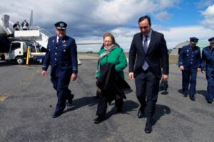 Con retraso llegó la Presidenta a Punta Arenas por falla en avión presidencial