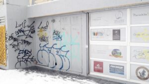 Rayados en Avenida Costanera del Estrecho: una sucia visión rodeada de bellezas naturales