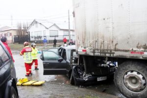 Violenta colisión termina con dos lesionados