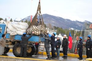 Barcaza Elicura y patrullero Sibbal fueron en apoyo de emergencia agrícola en Puerto Williams