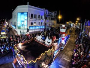 Carro de la reina y su corte en este carnaval de invierno en Punta Arenas.
