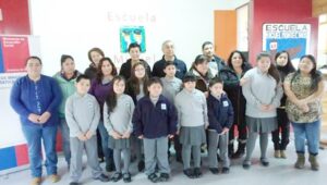 Entregan uniformes a escolares de Puerto Edén