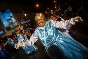 Con mucho entusiasmo y alegría adultos mayores hacen de las suyas en el carnaval