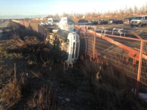 Accidente deja una persona lesionada y un vehículo volcado