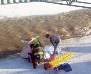 Salvan a joven que se lanzó al lecho  del Río Las Minas