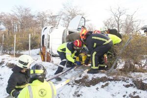 Ciudadano mexicano grave tras quedar atrapado en volcamiento ocurrido al sur de Punta Arenas