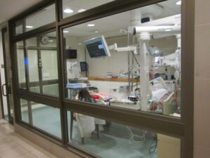 Caída en altura tiene a niña de 11 años grave en la UCI del Hospital Clínico de Magallanes