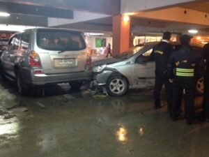 Mujer lesionada tras chocar en estacionamiento del mall