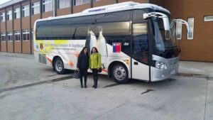 Entregan moderno bus de turismo a liceo de Porvenir