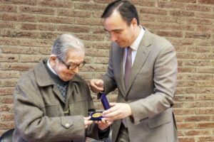 El Gobierno Regional hizo entrega de una medalla al poeta Marino Muñoz Lagos