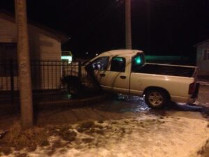 Camioneta quedó incrustada en antejardín de una vivienda del Barrio 18