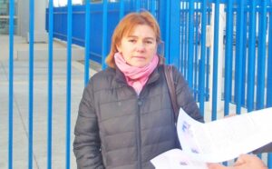 Madre argentina que pernocta en el hospital vive drama al no poder regresar a su país