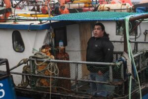 La tenue luz de una linterna que logró salvar a pescador de morir ahogado
