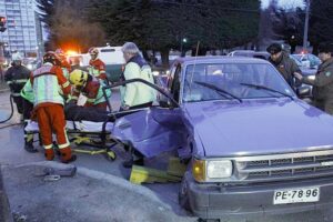 Conductor provoca accidente, deja dos heridos graves y se da a la fuga sin entregar ayuda