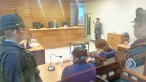 Cinco años de cárcel deberá pagar joven mujer que asaltó a taxista