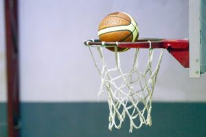 El campeón del básquetbol senior tuvo  un mal debut en el torneo Oficial