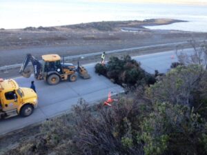 Desplazamiento de tierra provocó corte parcial del camino que une Bahía Chilota con Porvenir