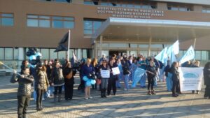 Funcionarios de los servicios públicos paralizaron esta mañana sus actividades