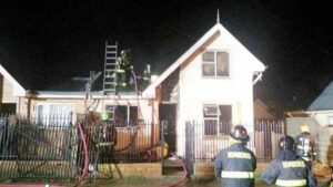 Pareja de bomberos lo perdió todo en el incendio de su casa