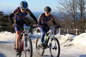 Desafiando la nieve y el hielo 130 ciclistas largaron en demanda del Club Andino