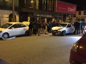 Conductor de camioneta colisiona con tres vehículos en calle Bories y se da a la fuga