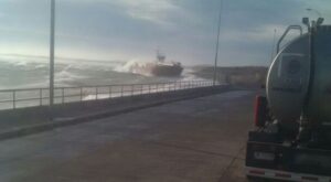 Falla en un motor obligó al capitán del Ferry Patagonia a varar la embarcación en la playa