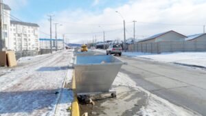 Bateas para la basura muy livianas amenazan al tráfico y a los vecinos