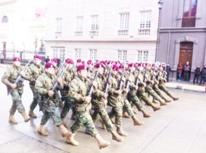 Desfile dominical al sol de agosto