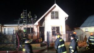 Vivienda ocupada por voluntarios de bomberos resultó dañada por incendio
