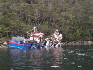 Cuatro pescadores salvaron con vida luego de varar y hundirse la lancha en que viajaban