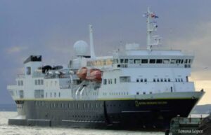 Gobernador Marítimo de Antártica asegura que buque podría desembarcar extranjeros en Yendegaia