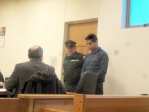 Joven imputado de agredir a carabinero salió de la cárcel