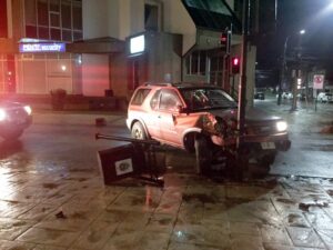 Una mujer lesionada tras choque contra semáforo