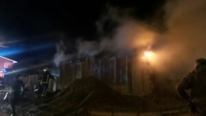 Una persona de la tercera edad falleció esta noche en incendio de una vivienda