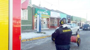 Locatarios cansados de constante olor a combustible