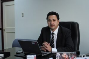 Seremi de Obras Públicas resultó lesionado al volcar el vehículo en el que viajaba de Natales a Punta Arenas