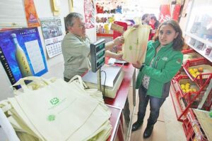 Vecinos molestos acusan abuso de cadenas de tiendas y supermercados por bolsas reutilizables