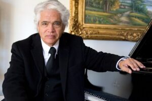 Regimiento Lanceros y municipio de Natales invitan a la comunidad concierto del pianista nacional Roberto Bravo