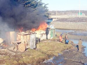Incendio destruyó mediaguas ocupadas por pescadores en el sector Chabunco