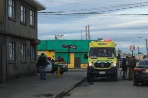 Mujer es atropellada y conductor se da a la fuga