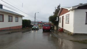 Incendian dos autos en calle Vicente Reyes