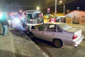 Chofer ebrio terminó con graves lesiones tras chocar frontalmente con un bus