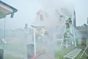 Incendio destruyó vivienda y movilizó a medio centenar de voluntarios de Bomberos