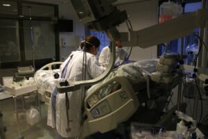 Niño de cuatro años sufrió lesiones graves al caer en una tienda del mall