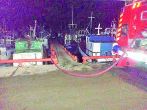 Incendio afectó a lancha en terminal pesquero