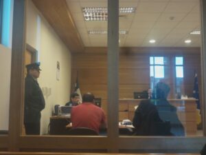 Golpeó a niño y amenazó de matar a su pareja y suegro
