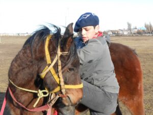 Joven adiestrador de caballos sueña con ser policía montado