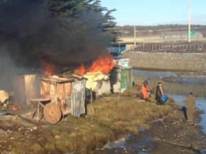 Incendio arrasó con albergue de pescadores en las cercanías del Puente Chabunco